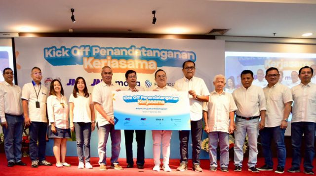 KERJA SAMA MOXA DAN FIFGROUP DENGAN JNE SERTA JNE INTERNATIONAL Dari Kiri ke Kanan: Handoko Liem selaku Direktur Astra Financial, Rita Sukmawangi selaku Direktur PT Astra Multi Finance, Selly Meilania selaku Direktur Moxa, M. Feriadi Soeprapto selaku Presiden Direktur JNE, Alex Tan selaku Chairman dan CEO JNE International, Lim Lizal selaku CEO Moxa dan Setia Budi Tarigan selaku Operation Director FIFGROUP, Chandra Fireta selaku Direktur JNE, dan Edi Santoso selaku Direktur JNE menghadiri Kick Off Penandatanganan Kerja Sama antara Moxa dan FIFGROUP dengan JNE Express serta JNE International dalam menghadirkan layanan keuangan yang inklusif.