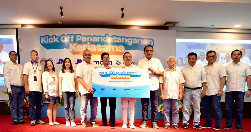KERJA SAMA MOXA DAN FIFGROUP DENGAN JNE SERTA JNE INTERNATIONAL Dari Kiri ke Kanan: Handoko Liem selaku Direktur Astra Financial, Rita Sukmawangi selaku Direktur PT Astra Multi Finance, Selly Meilania selaku Direktur Moxa, M. Feriadi Soeprapto selaku Presiden Direktur JNE, Alex Tan selaku Chairman dan CEO JNE International, Lim Lizal selaku CEO Moxa dan Setia Budi Tarigan selaku Operation Director FIFGROUP, Chandra Fireta selaku Direktur JNE, dan Edi Santoso selaku Direktur JNE menghadiri Kick Off Penandatanganan Kerja Sama antara Moxa dan FIFGROUP dengan JNE Express serta JNE International dalam menghadirkan layanan keuangan yang inklusif.