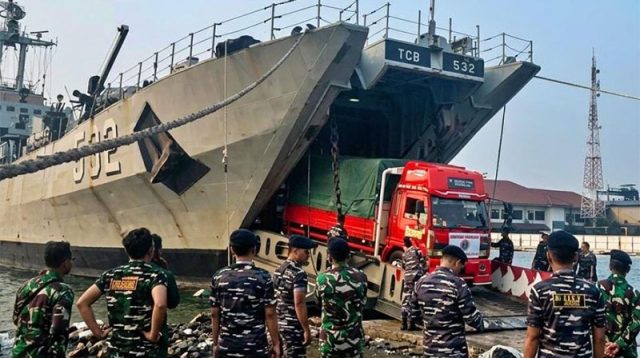bantu-korban-gempa-ntt-tni-al